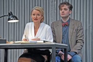 THEATER FUR NIEDERSACHSEN Spielzeit 2014-2015 - Er verging wie der Rauch - Literarische Collage von Reiner Mueller Premiere 14-02-2015 Regie: Reiner Mueller, Ausstattung: Elisabeth Benning, mit: Joelle Rose Benhamou, Simone Mende, Marek Egert, Moritz Nikolaus Koch, Dieter Wahlbuhl Foto Andreas Hartmann, Luisenstrasse 13, 31141 Hildesheim - fotoaha@aol.com